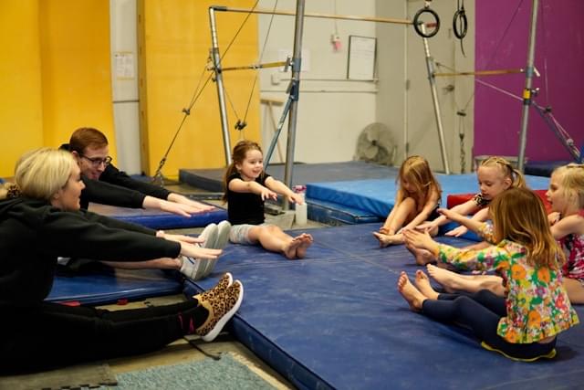 Peuter- en kleutergym bij Turnclub Olympia Zwijnaarde - jonge kinderen doen mee aan een reksessie onder begeleiding van ervaren trainers. Een leuke en veilige manier voor jonge kinderen om te bewegen en nieuwe vaardigheden te leren in een vriendelijke omgeving.